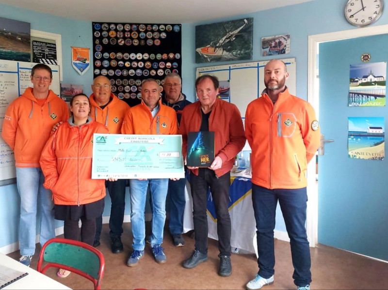 ©Photo  IB : Le samedi 20 décembre 2025, remise d'un chèque de 1400 €  au président de la station SNSM d'Audierne par Eric Berthou de l'association Secrets de mer Editions, éditrice de l'ouvrage format beau livre Secrets de mer.
