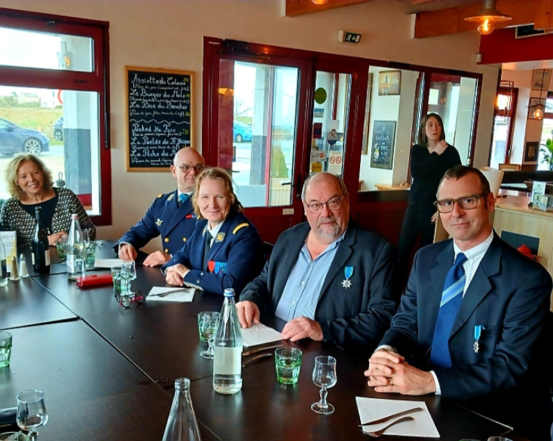 DR : Au premier plan on distingue les deux chevaliers du Mérite Maritime, Jean-Baptiste Dherbécourt, Guy Jourden, Sandrine Sellier directrice de la DIRMNAMO, Guillaume Sellier Inspecteur général des affaires maritimes, Brigitte Bornemann, directrice du Portail des Energies de la mer .