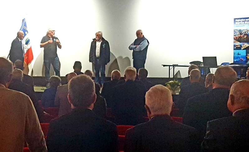 DR/EB : Partick Bourhis, Capitaine de pêche et et Gildas Le Briquir Capitaine de Marine marchande ont reçu les insignes de Chevalier du Mérite Maritime