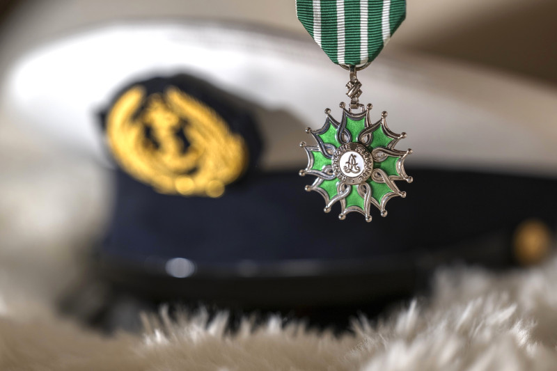 © Photo Ewan Lebourdais : Croix de Chevalier de l'ordre des Arts et Lettre, sur fond de casquette de P.O.M