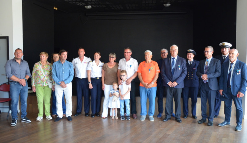 DR : hormis ses collègues de la SNSM, d'anciens collègues de l'aéronaval étaient présents auprès du récipiendaire Armand Glidic et sa Famille. La section finistère de la fédération nationale du Mérite Maritime était représentée par Joël Ruz, président et Claude Laurent vice-président.