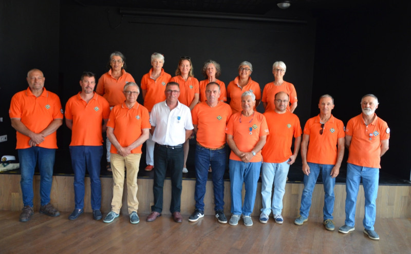 DR : Les membres de la station SNSM de l'île de Batz autour du récipiendaire Armand Glidic (en blanc sur la photo). 