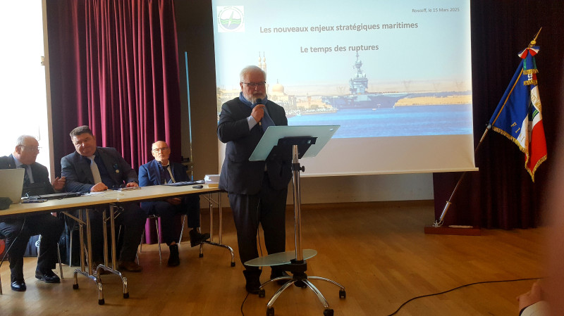 © Eric Berthou : L'amiral (2S) Bernard Rogel en conférence sur les nouvelles stratégies maritimes de la France.