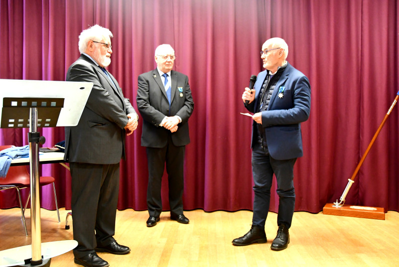 © Joseph Moysan : Claude Laurent, vice-président de la section Finistère du Mérite Maritime, récipiendaire de la médaille d'officier du Mérite Maritime, remercie L'amiral Bernard Rogel .pour son discours d'éloges.