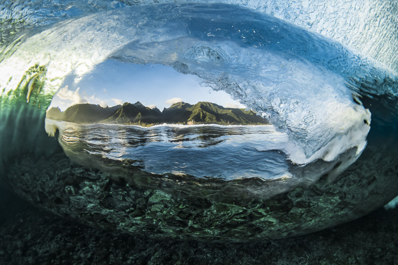 Photo : Ben Thouard. Sortie du tube de la vague en Polynésie