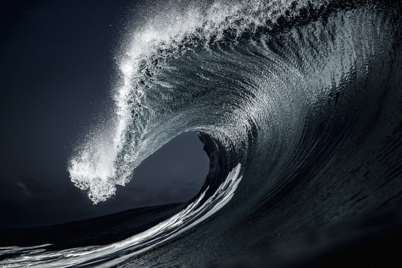 Photo : Ben Thouard. La puissance de l'océan, la vague intemporelle.