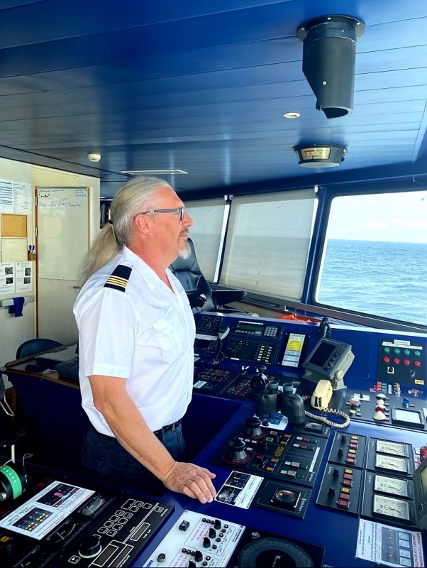 © Collection Patrick Bourhis : le capitaine Patrick Bourhis à la manoeuvre dans la passerelle panoramique d'un navire de ravitaillement et d'assistance offshore au pétrole.