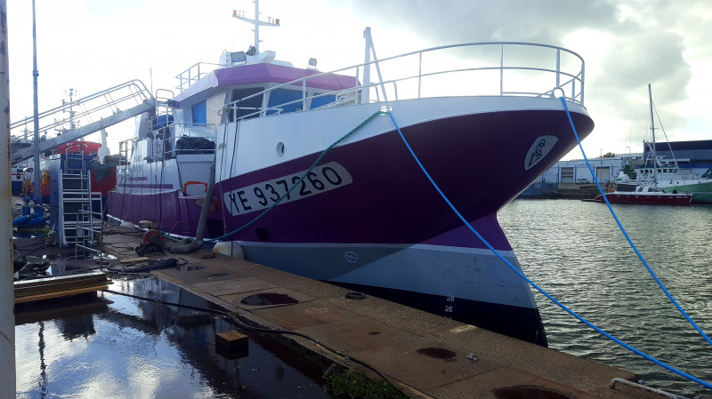 EB - Camelys, tribord à quai à Concarneau. Son étrave puissamment défendue est dotée d'un bulbe effilé et imposant.