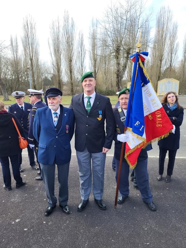 © Joël Ruz : Au premier plan, Christian Wozniak, le récipiendaire Jean-Pierre Pfister et François Gobin, le porte drapeau de la section Finistère du Mérite Maritime.