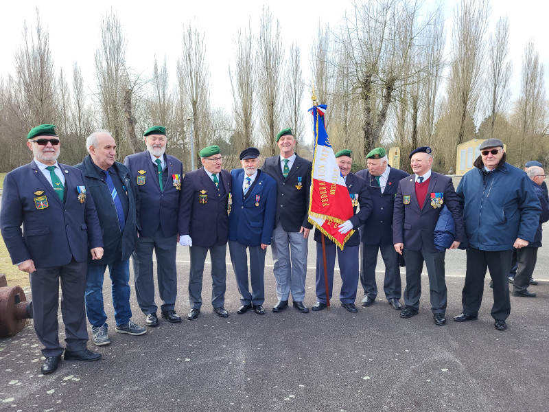 Photo de groupe autour de Jean-Pierre Pfister : à noter la présence de Christian Wozniak, vice-président de la Fédération nationale du Mérite Maritime et Joël Ruz président de la section Finistère du Mérite Maritime ( administrateur de la fédération ).