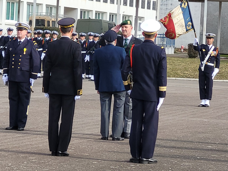 © Joël Ruz : Christian Wozniak félicite Jean-Pierre Pfister après l'avoir décoré de la croix de Chevalier de l'ordre national du Mérite Maritime.