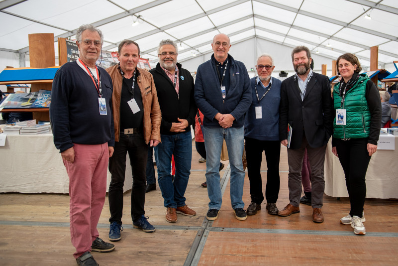 © Lionel Lemaire Festival Livres et mer de Concarneau : Les cinq auteurs embarqués de la section 29 de la fédération nationale du Mérite Maritime sont entourés à gauche par Jacques Campion, président organisateur du Festival, suit Eric Berthou, Ramine, Christophe Agnus, Paul Tréguer, Dominique le Brun et Sophie Le Gac organisatrice.