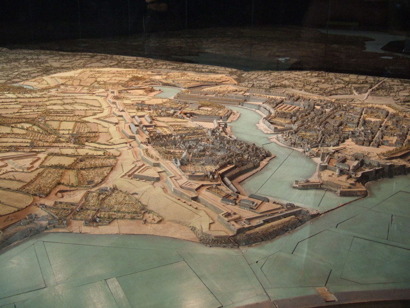 DR  : Vue du plan relief de 1811 de la ville et du port de Brest.