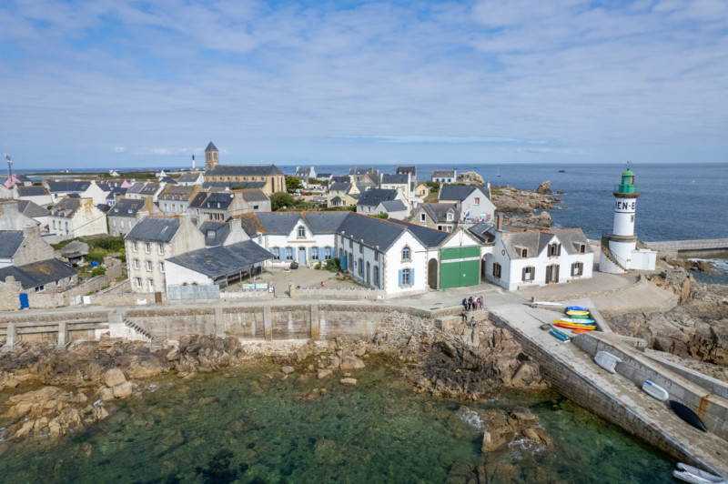 © SAMM vue  la côte sud de l'île de Sein et de son musée d'archéologie sous-marine.