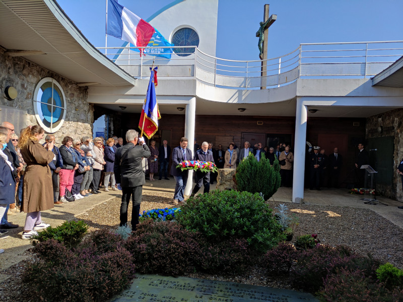 Photo : Maryvonne Wozniak - Le 6 mai dernier, Fabrice Viola et Christian Wozniak, respectivement président et vice-président de la fédération nationale du Mérite Maritime, déposent une gerbe devant le monument dressé en hommage aux marins morts pour la France de Boulogne-sur-mer.