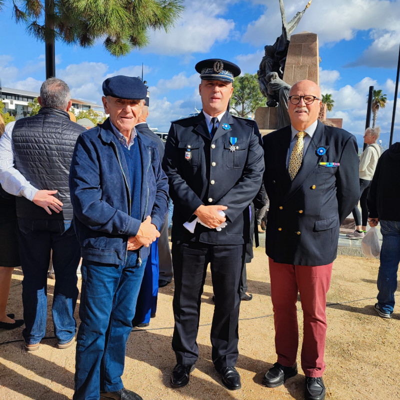 DR : Le récipiendaire entouré de Mr Blanc-Martin LUCIANI et du père de l'intéressé ( Officier du Mérité Maritime ).