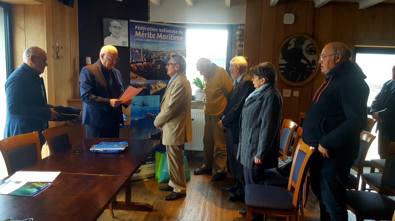 © Eric Berthou :  Lors de la réunion de secteur de Concarneau le 24 janvier dernier, Joël  Ruz président de la section Finistère du Mérite Maritime prononçait l'éloge de Daniel Marrec avant de lui remettre les insignes d'Officier du Mérite Maritime.