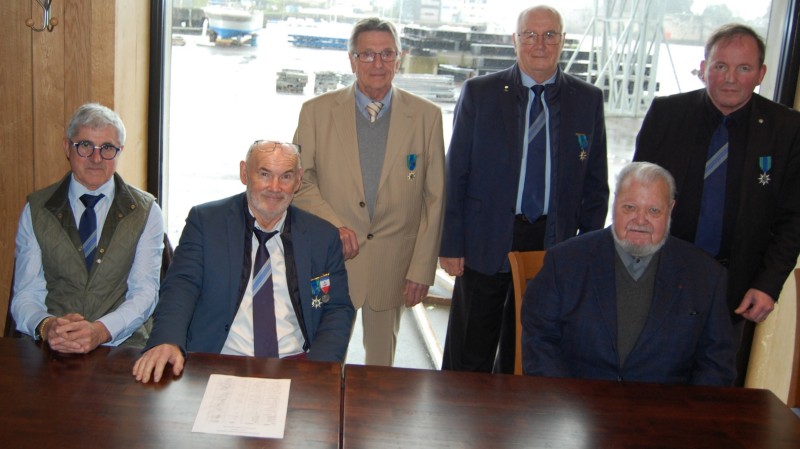 © Eric Berthou : Daniel Marrec et le bureau de la section 29 du Mérite Maritime avec de gauche à droite : Pierrick Berrou, Trésorier, Claude Laurent, vice-président, Daniel Marrec, Joël Ruz, président, Yves l'Helgoualc'h, délégué de secteur de Concarneau, Eric Berthou Webmaster-communication.