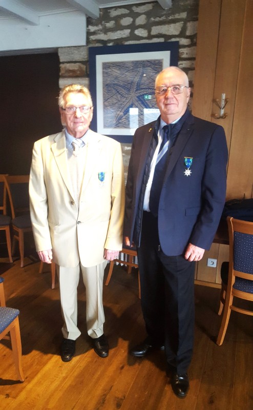 © Eric Berthou : Daniel Marrec  le récipiendaire et Joël Ruz président de la section Finistère du Mérite Maritime. 