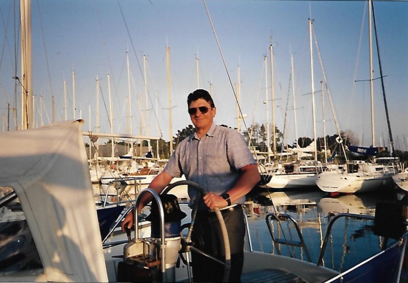 © DR : Daniel Marrec à la barre sur son voilier Idylle 10.50 m.