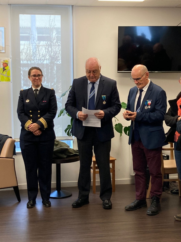 DR  : De gauche à droite, Nancy Léger, cheffe du Pôle littoral et affaires maritimes de Brest,  Joël Ruz président de la section 29 de la fédération du Mérite Maritime, prononçant l'éloge de François Le Berre officier du Mérite Maritime, Claude Laurent vice-président du Mérite maritime 29.