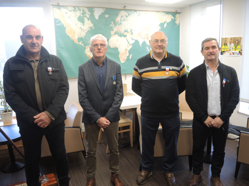 DR :  De gauche à droite : Olivier Pitek, François Le Berre, Jean-Claude Burel et Patrice Hélies. Remise de médailles,