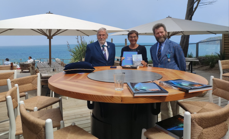 © MW Madame Annick Girardin présente la médaille de bronze qu'elle a reçu et le livre dédicacé par Eric Berthou, Dominique Le Brun, Christian Wozniak et Fabrice Viola de la Fédération nationale du Mérite Maritime.