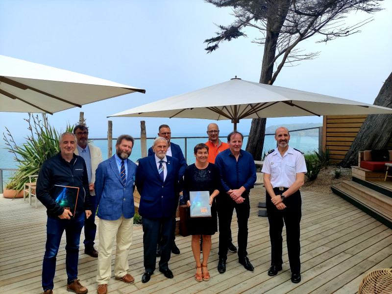 © MW Fin de la présentation du livre Secrets de mer par madame Annick Girardin, l'auteur et quelques coauteurs.