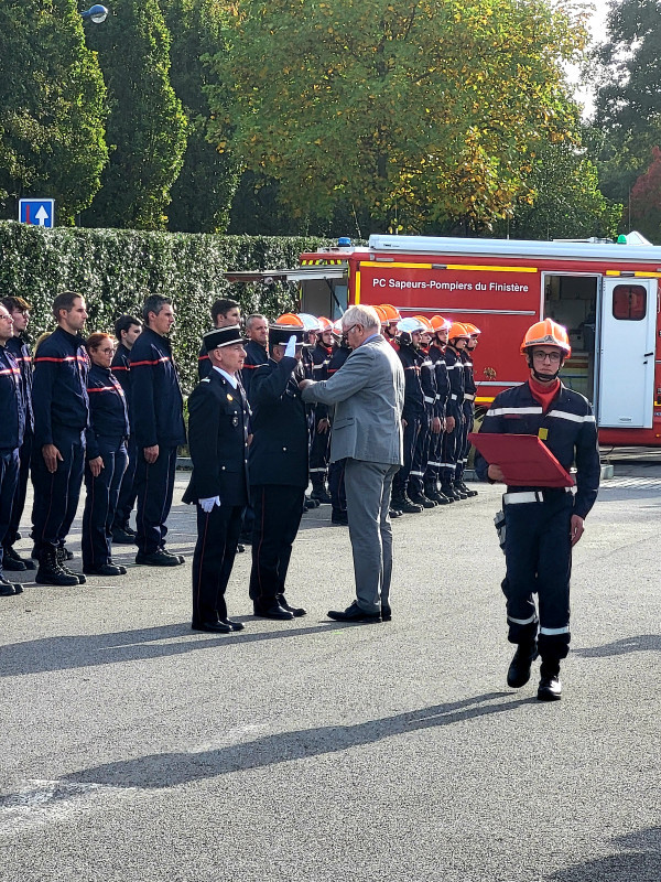 DR : Philippe Joly remet les insignes de Chevalier du Mérite Maritime au capitaine Frédéric Toullec et au lieutenant Fabrice Cerisier du SDIS29.