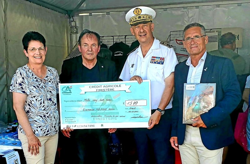 © Christophe Moqueur: Remise de chèque de l'association Secrets de mer éditions par Eric Berthou, peintre écrivain de la mer et autoéditeur. Etaient présents, le VAE Jean-Francois Quérat, préfet maritime de l'Atlantique à Brest, Frédéric Sart, délégué Finistère de l'Entraide Marine ADOSM, Béatrice Moqueur déléguée régionale (Lorient) de l’Entraide Marine ADOSM. Le chèque de 1500 € a été remis à la déléguée régionale de l'Entraide Marine,.