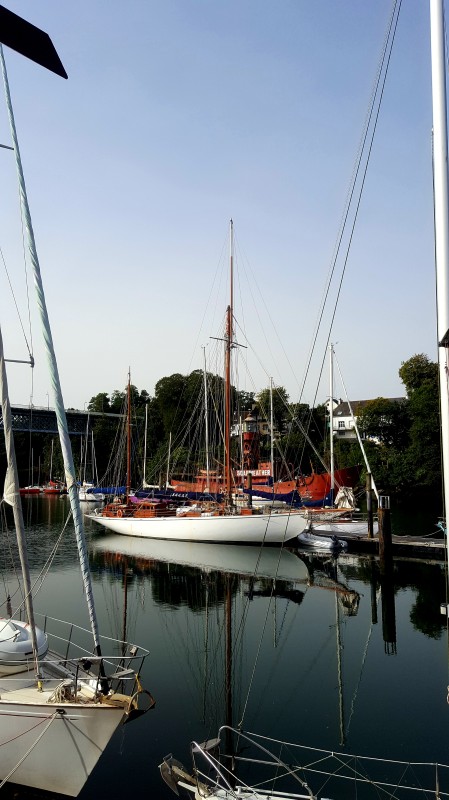 © Photo Eric Berthou : Vue sur le port-Rhu de Douarnenez avec le bateau feu en arrière plan.