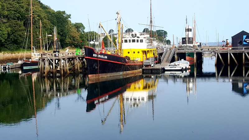 © Photo Eric Berthou : Le baliseur Roi Gradlon au mouillage au Port Rhu.