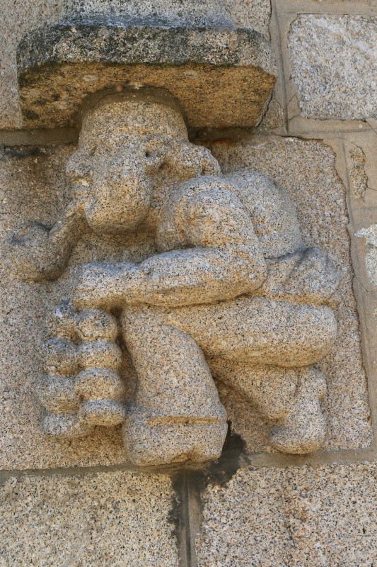 DR Détail d'une sculpture en bas relief sur une très ancienne maison de Roscoff, mettant en scène la tresse d'oignons de Roscoff dans les mains d'un Johnnie..