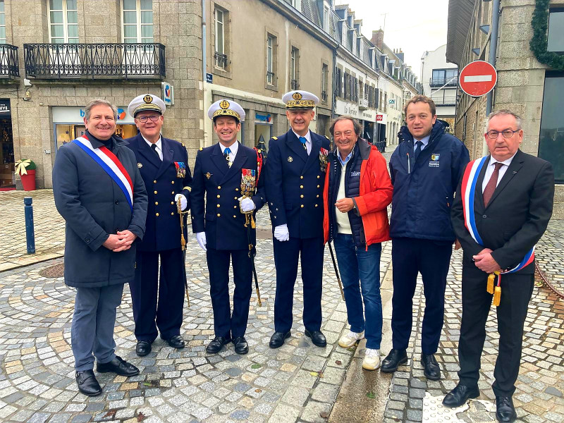 © Photo Marine nationale : De gauche à droite : le sénateur Phillipe Paul, le CV(R) Bruno Sciascia, commandant FRC Atlantique, le CA Samuel Majou, Le V.A.E Jean-François Quérat préfet maritime, Michel Edouard Leclerc, Maël de Calan président du CD29, Marc Bigot maire de Concarneau.