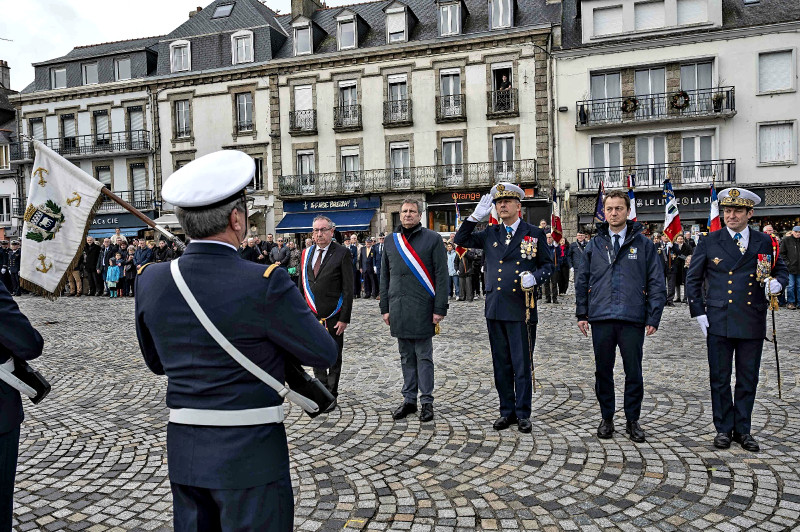 © Photo Marine nationale : De gauche à droite : Le Maire de Concarneau Marc Bigot. le sénateur Phillipe Paul, le Commandant en chef de l'Atlantique CECLANT V.A.E Jean-François Quérat, Préfet maritime, le président du Conseil Départemental du Finistère Maël de Calan, le CA Samuel Majou commandant de la force maritime des fusiliers marins et commandos ALFUSCO.