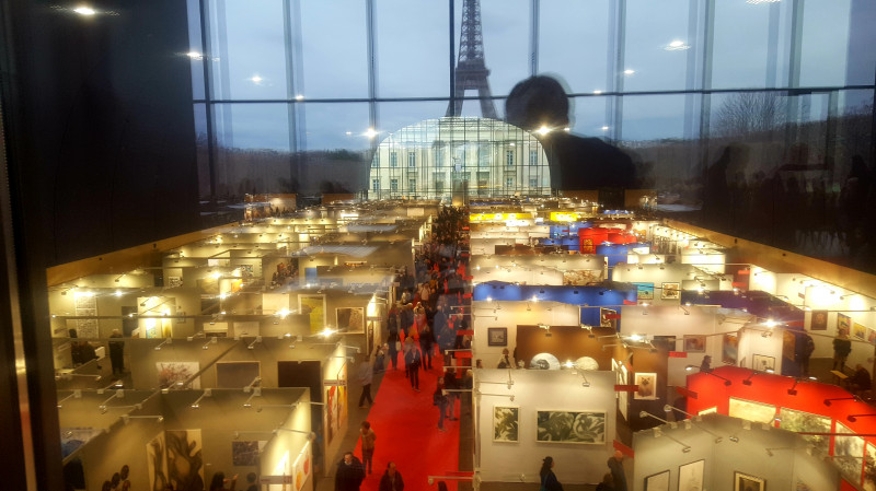 © EB : Evocation du Grand Palais, le Grand Palais éphémère offre lui aussi une voûte imposante et un champs visuel panoramique sur le Champ-de-Mars et la tour Eiffel.