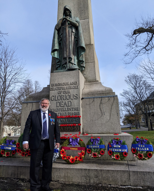  Thierry Chopin au cénotaphe de Saint John du Nouveau-Brunswick où il vient de déposer officiellement une gerbe.