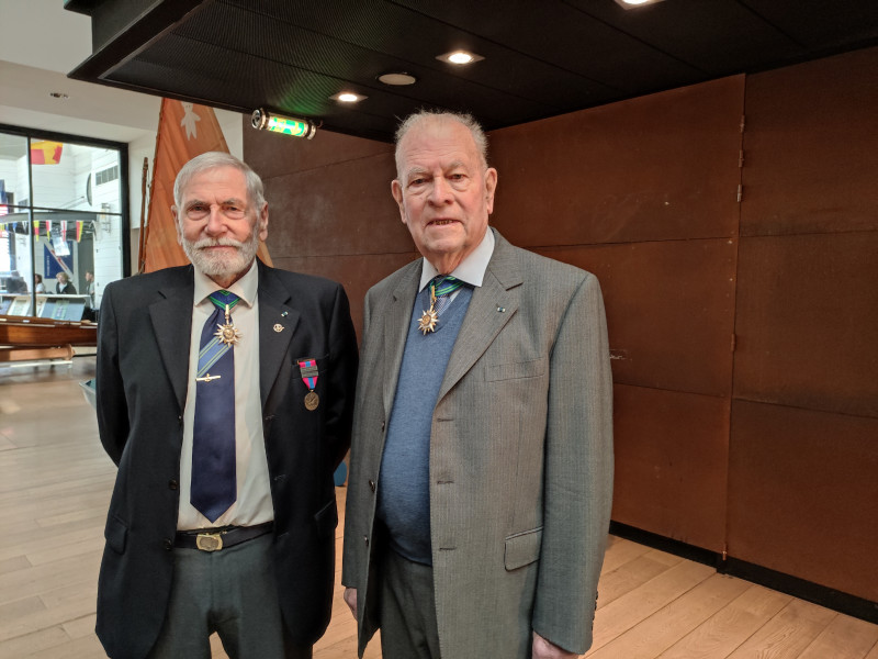 © Hermine Kerignard :  Guy Kerignard  dernier commandant du paquebot France et Christian Wozniak vice-président de la fédération nationale du Mérite Maritime.