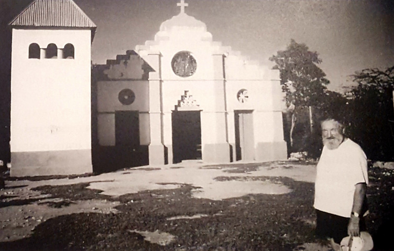 André-Jean le Floch en 1995 devant l'église de Phaeton.