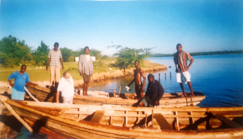 Deux pirogues en bois en construction en 2004 à Phaeton sur l'île d'Haïti : Fraternité et Solidarité.