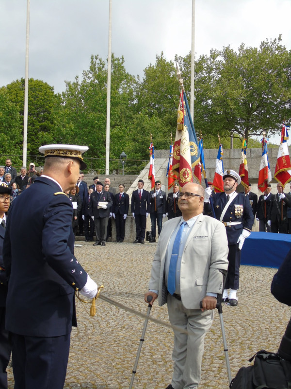 © S.Delage : Le préfet maritime de l'Atlantique salue le récipiendaire Hervé Bedri.