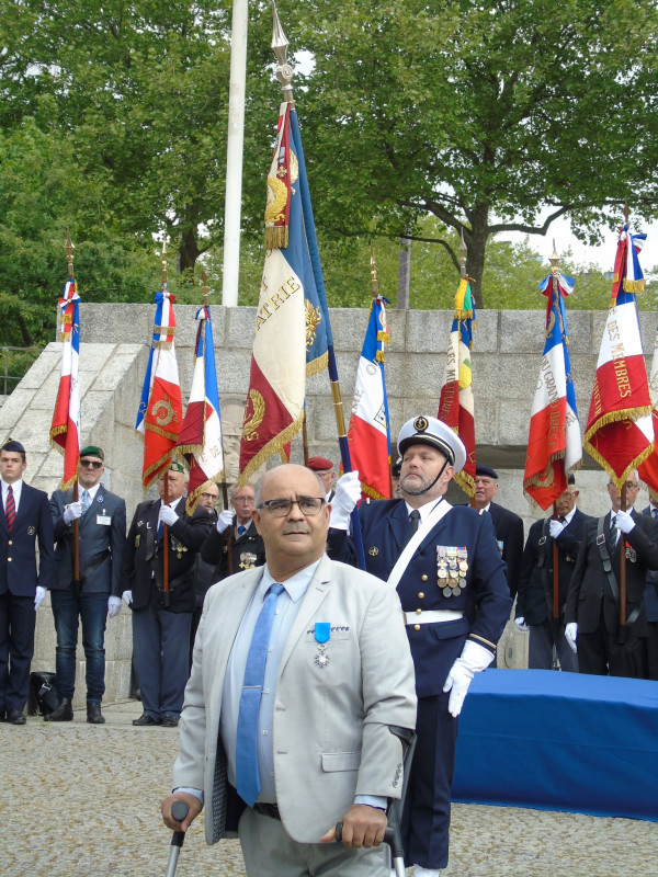 © S.Delage : Hervé Bedri porte les insignes  de la croix de chevalier de l'ordre national du Mérite.