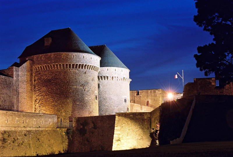 DR /Vue de nuit du château de Brest en Penfeld, l'un des sujets de prédilection d'Hervé Bedri dans sa mission d'historien du patrimoine historique de la Marine sur la zone Atlantique.