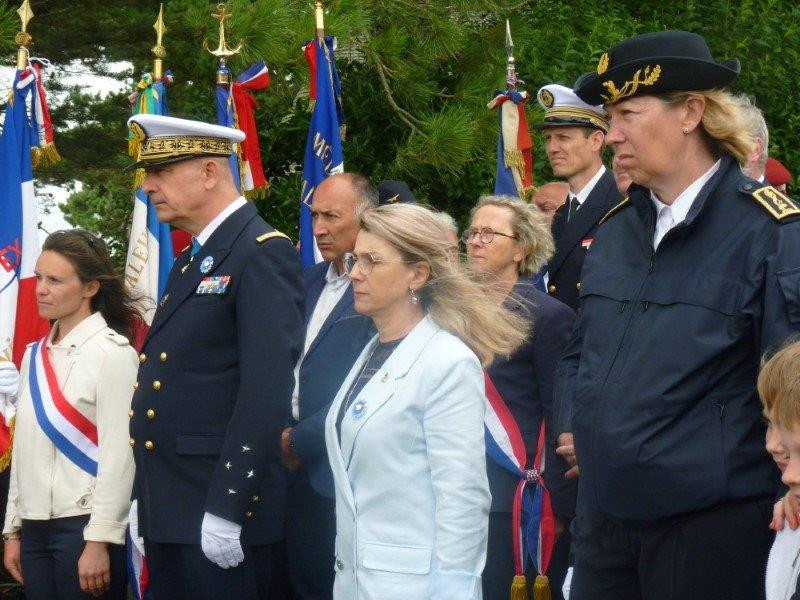© Jean-Paul Hellequin :  Madame Patricia Mirallès, ministre déléguée, chargée de la mémoire et des anciens combattants  se rend en tête de la délégation vers le site de la plaque commémorative à deux pas de la stèle érigée en souvenir du résistant Ernest Sibiril.