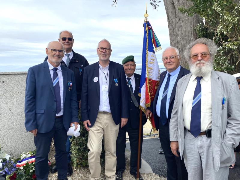 DR : On reconnaît à l'image : Joël Ruz président de la section Finistère de la fédération nationale du Mérite Maritime, Claude Laurent, vice-président secrétaire, Olivier Corre, Marc Lambert délégué de secteur suppléant de Brest, Gérard Véron et François Gobin porte-drapeau. Trois autres adhérents de la section Finistère du Mérite Maritime étaient présents, Michel Morvan et Gilles Chatry, sans oublier notre collègue Jean-Paul Hellequin.