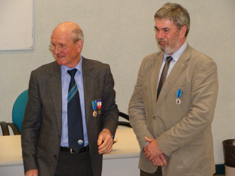 DR : collection famille JJ.Boulch : Jean-Jacques Boulch est décoré en 2015. il reçoit les insignes de chevalier du Mérite Maritime après l'éloge de Daniel Jégou, président de la section Finistère du Mérite Maritime