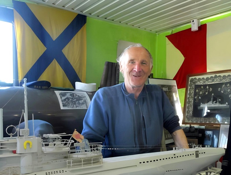 DR Musée Mémorial : Jean-Luc Person animateur du musée du mémorial de la bataille de l'Atlantique de Kerbonn à Camaret-sur-mer.