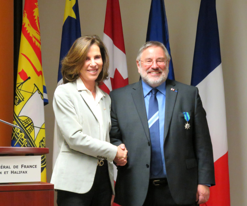 DR : 2017 l'ambassadrice de France au  Canada remet la médaille de Chevalier du Mérite Maritime  au DR Thierry Chopin Consul honoraire de France.