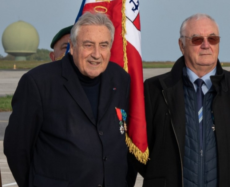 © Marine nationale : Alain Le Venec et Joël Ruz lors d'une cérémonie sur la base aéronavale de Lanvéoc.