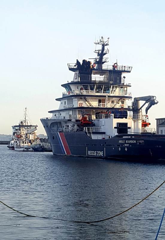 © Eric Berthou : Le remorqueur R.I.A.S Abeillle Bourbon en veille au port base à Brest.